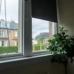 Large Flat In Edinburgh F2 With Mountain View